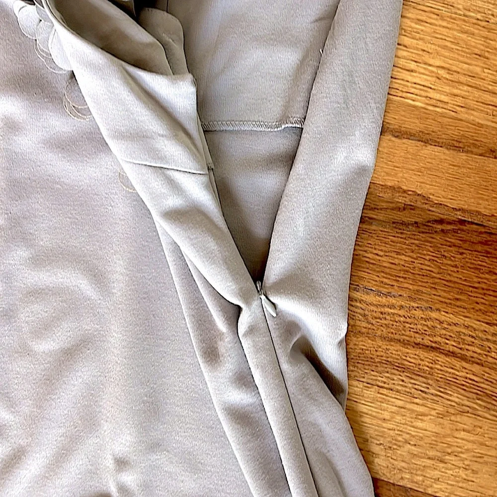 🔥NWOT EuropeanStyleItalyStunning DressTimelessDesignFigureFlatteringSoftGreyM/L - Picture 11 of 13